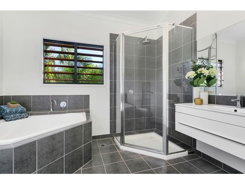 2 Lillian Road, Palm Cove QLD 4879
