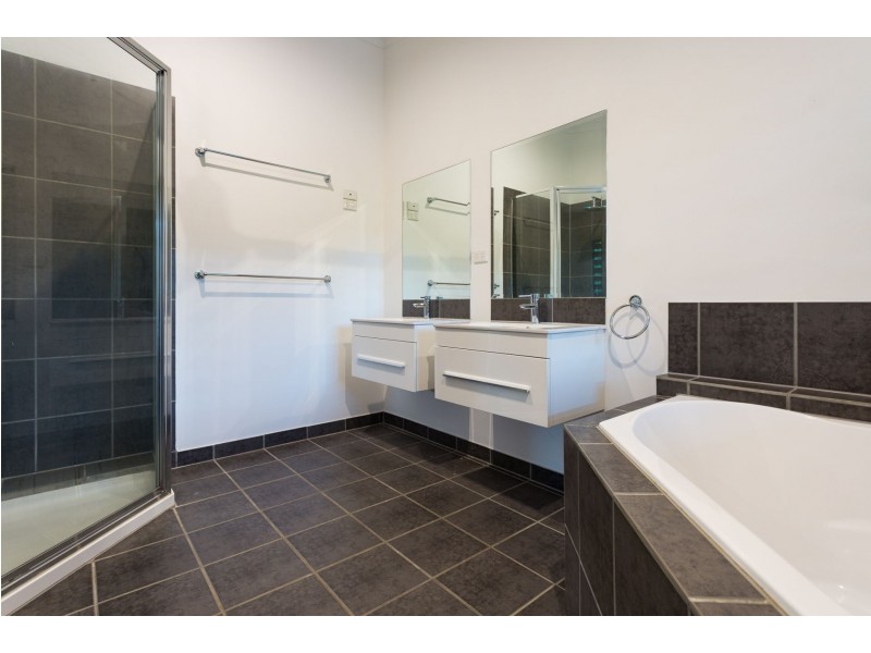 2 Lillian Road, Palm Cove QLD 4879
