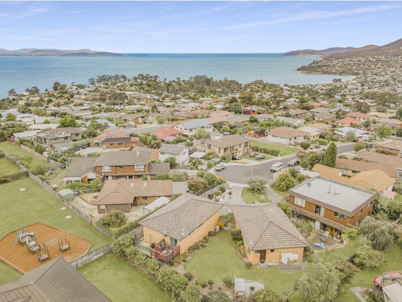 2/12 Stratford Place, Blackmans Bay TAS 7052