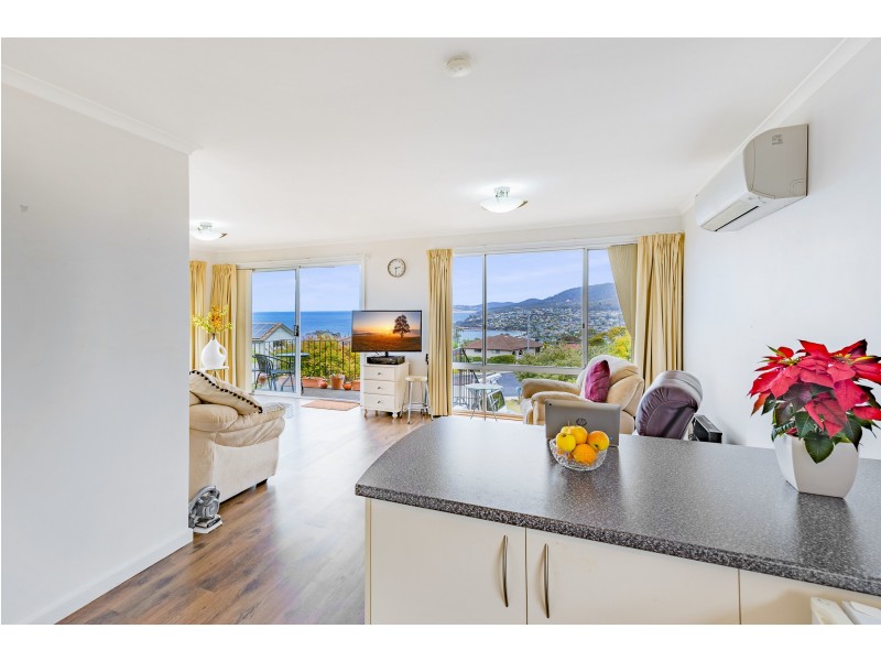 2/12 Stratford Place, Blackmans Bay TAS 7052