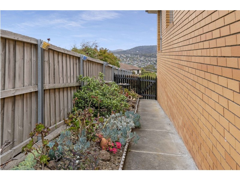 2/12 Stratford Place, Blackmans Bay TAS 7052