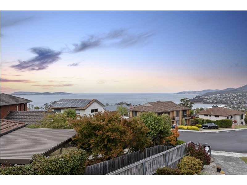 2/12 Stratford Place, Blackmans Bay TAS 7052