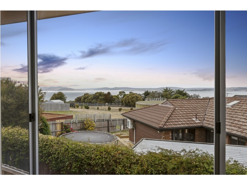 2/12 Stratford Place, Blackmans Bay TAS 7052