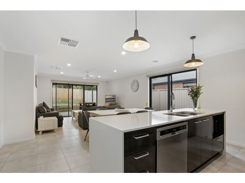 3 Dolphin Crt, Apollo Bay VIC 3233