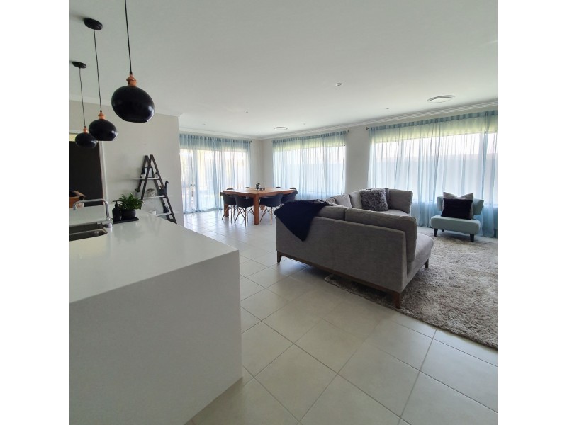 13 Hazelgrove Crescent, Millbridge WA 6232