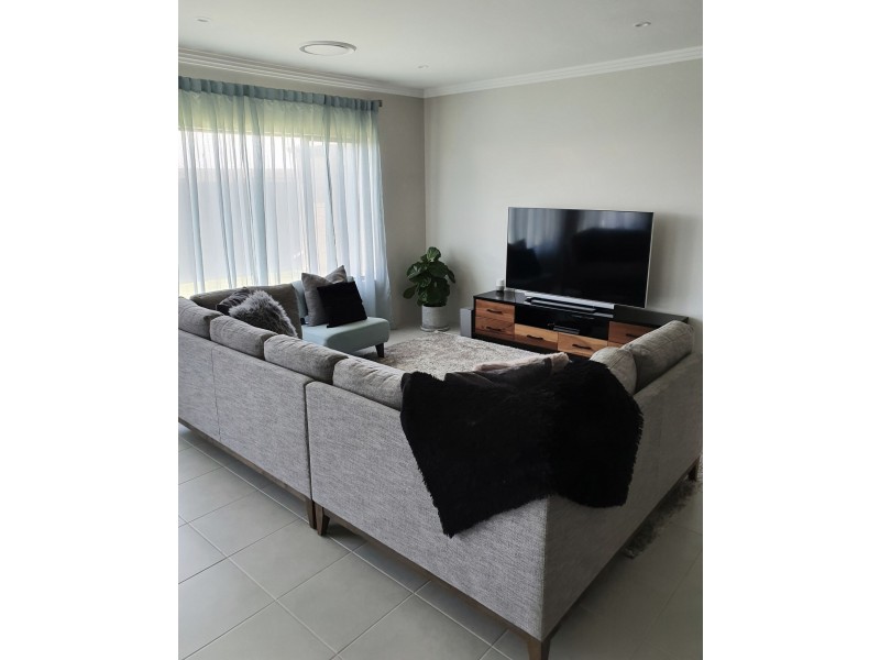 13 Hazelgrove Crescent, Millbridge WA 6232