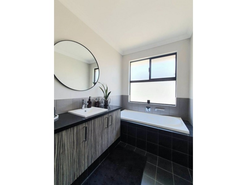 13 Hazelgrove Crescent, Millbridge WA 6232