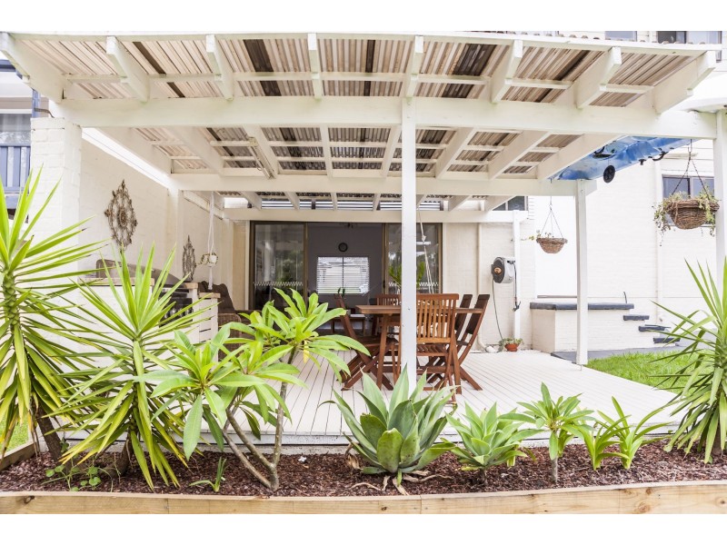 27 Una Ave, Charmhaven NSW 2263