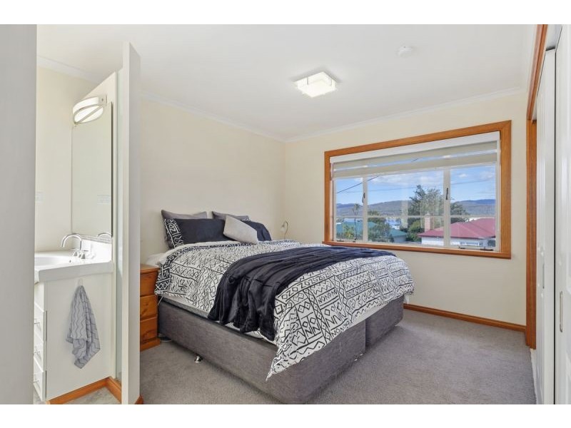 20 Edinburgh Cres, Goodwood TAS 7010