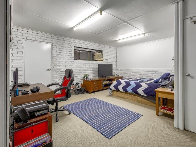 4 Donat Cl, Stafford Heights QLD 4053