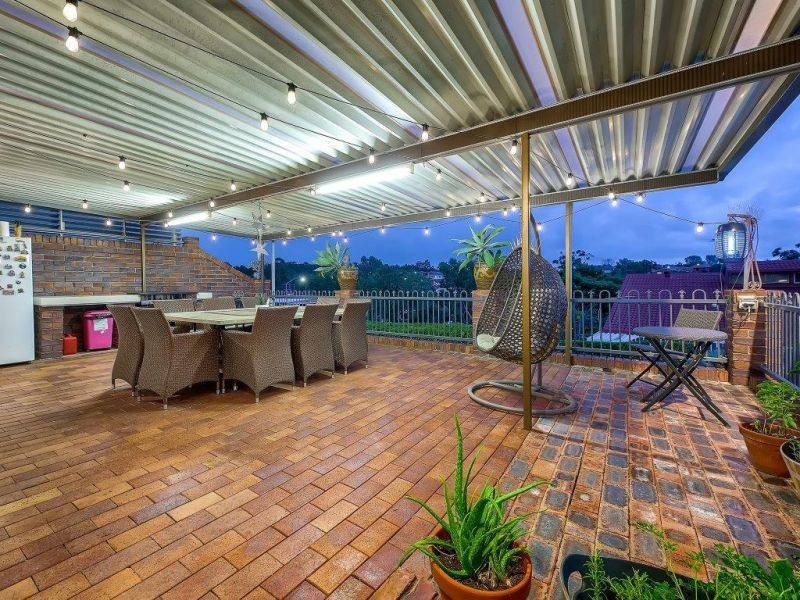 4 Donat Cl, Stafford Heights QLD 4053