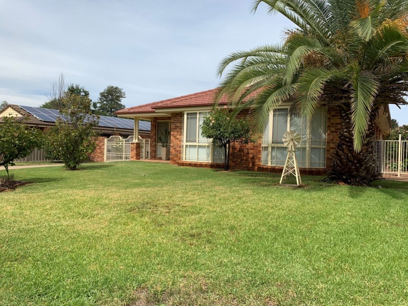 12 Martin Place, Tumut NSW 2720