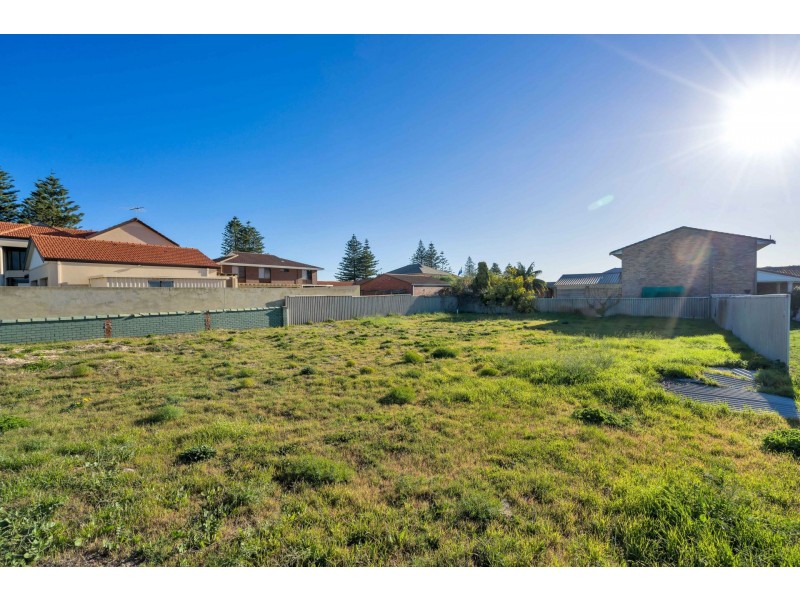 4 Malibu Road, Safety Bay WA 6169