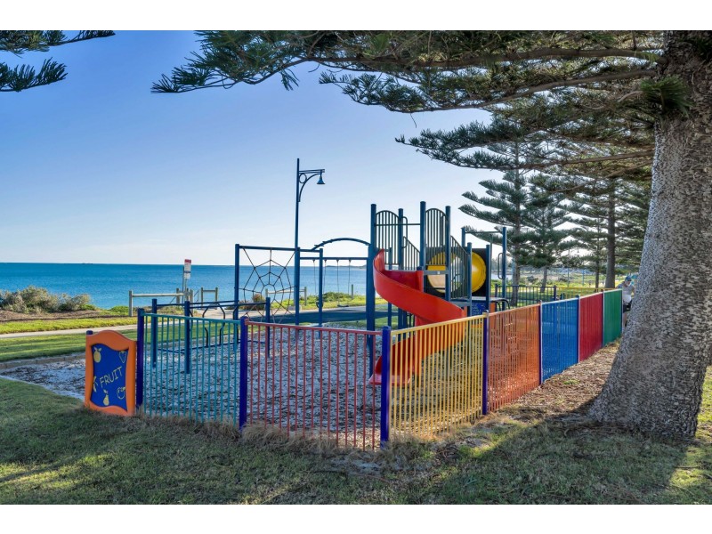 4 Malibu Road, Safety Bay WA 6169