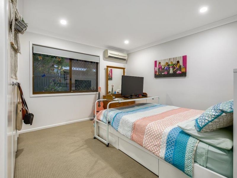 4 Donat Cl, Stafford Heights QLD 4053