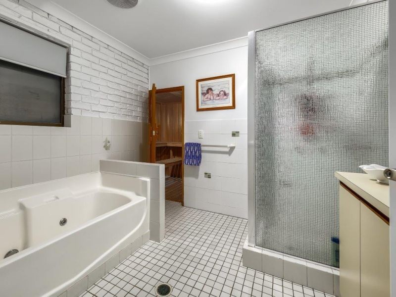 4 Donat Cl, Stafford Heights QLD 4053