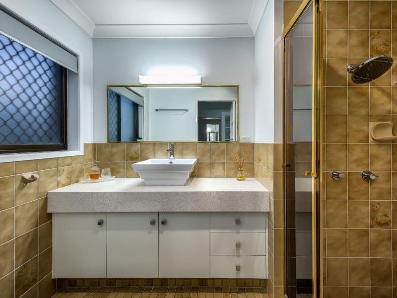 4 Donat Cl, Stafford Heights QLD 4053