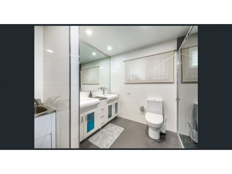 42 Forsyth St, Fairfield QLD 4103