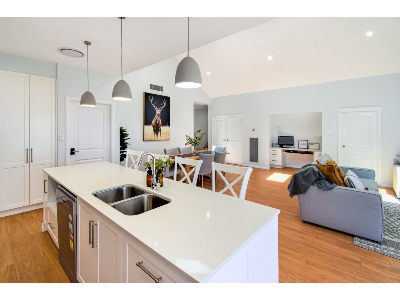 5 Jimberoo Loop, Gobbagombalin NSW 2650