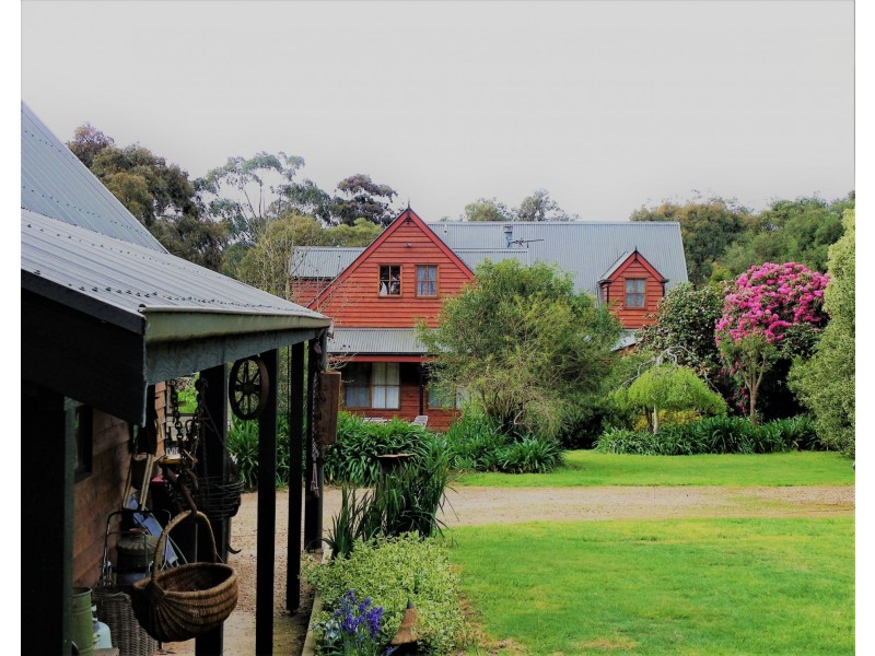 17 North Mountain Rd, Heathcote Junction VIC 3758