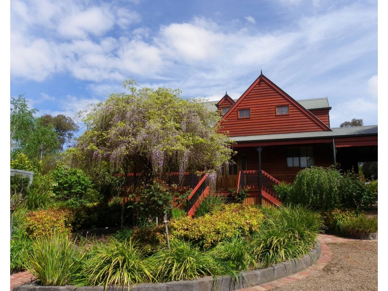 17 North Mountain Rd, Heathcote Junction VIC 3758