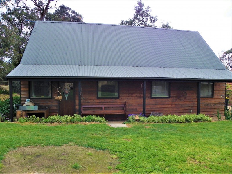 17 North Mountain Rd, Heathcote Junction VIC 3758