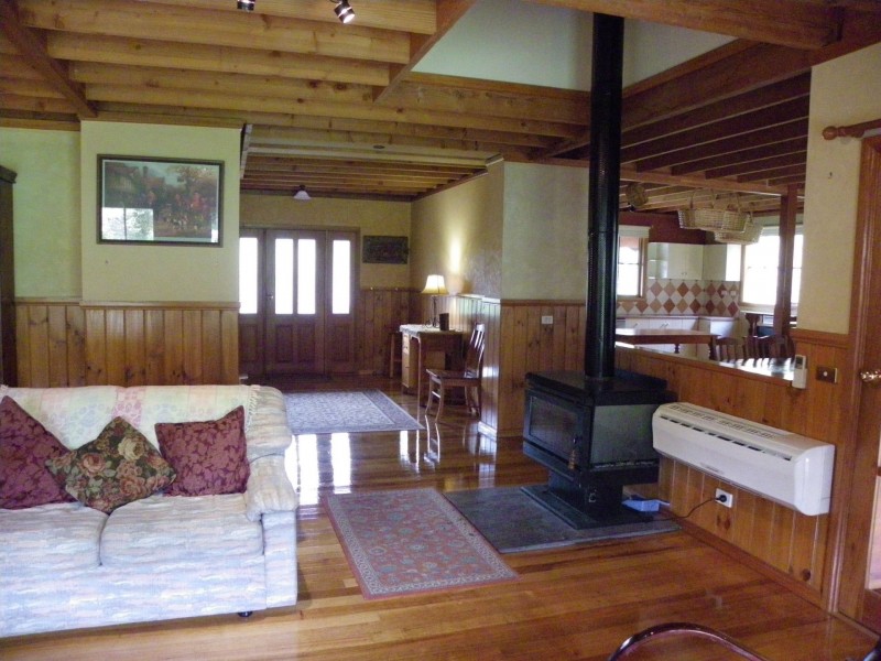 17 North Mountain Rd, Heathcote Junction VIC 3758