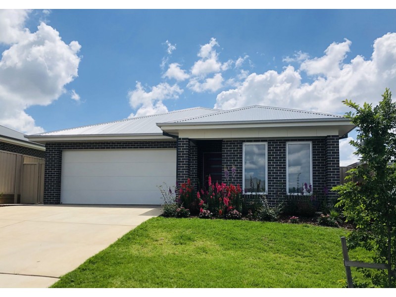 2/2 Mugga Street, Gobbagombalin NSW 2650