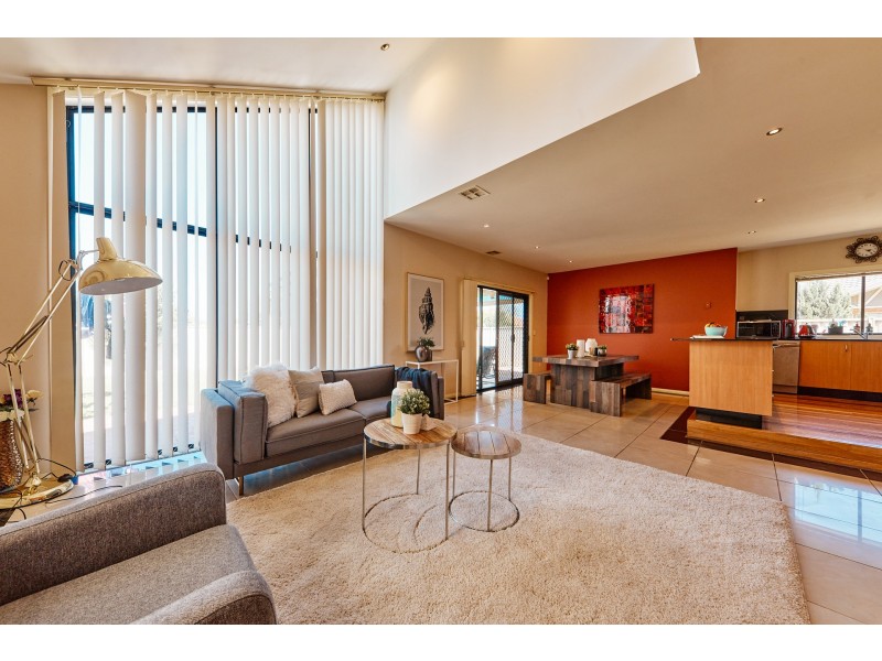 5 Mount Eccles Place, Caroline Springs VIC 3023
