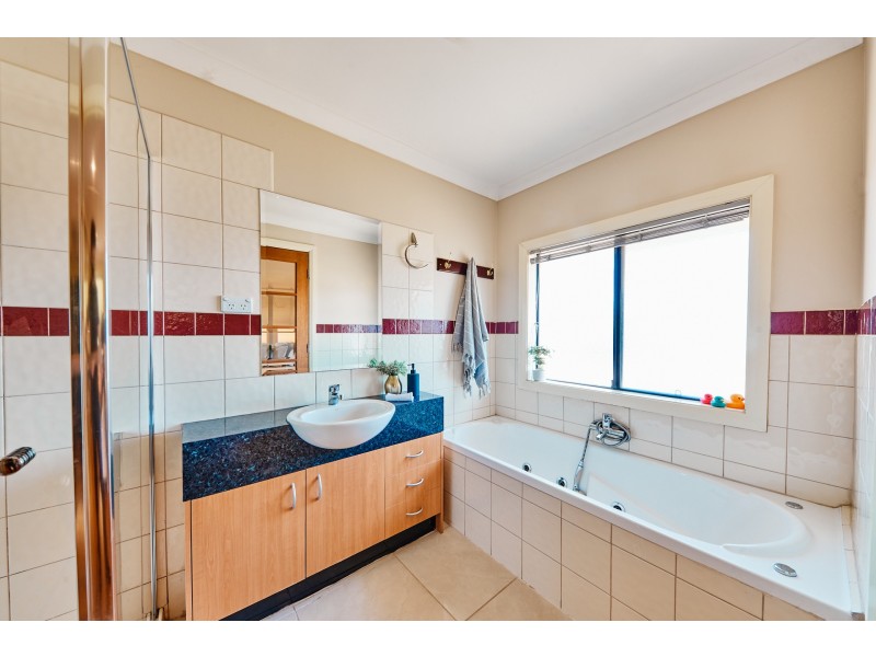 5 Mount Eccles Place, Caroline Springs VIC 3023