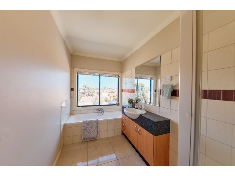 5 Mount Eccles Place, Caroline Springs VIC 3023
