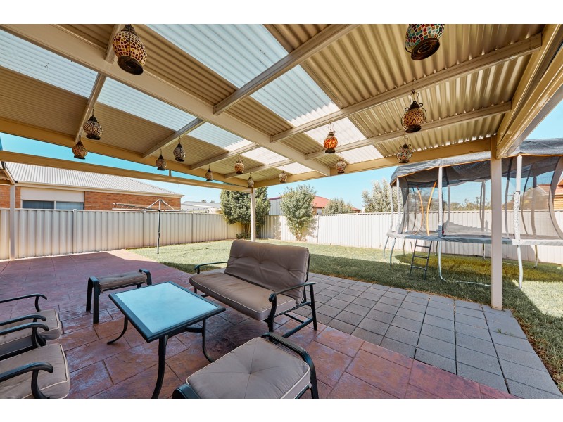 5 Mount Eccles Place, Caroline Springs VIC 3023