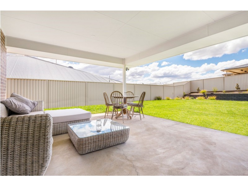 14 Dillon Drive, Kelso NSW 2795