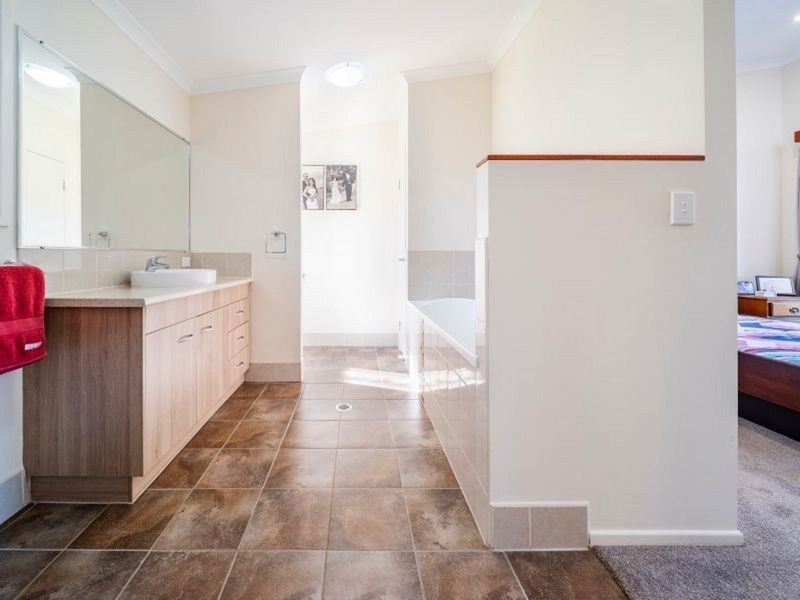 654 Noosa rd, Mothar Mountain QLD 4570