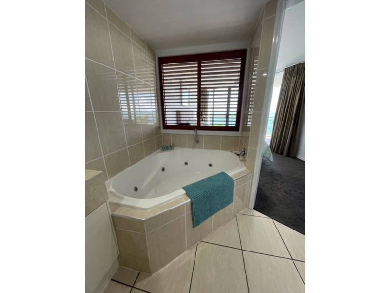10/558-559 Esplanade, Urangan QLD 4655