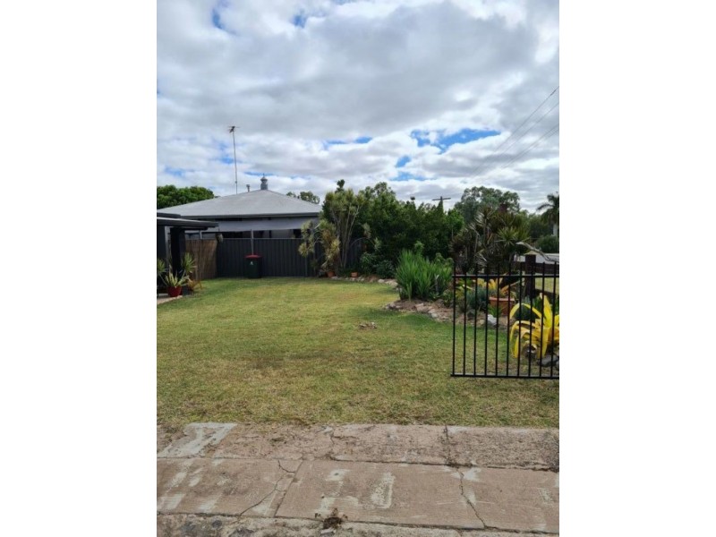 25 Nicklin St, Moura QLD 4718