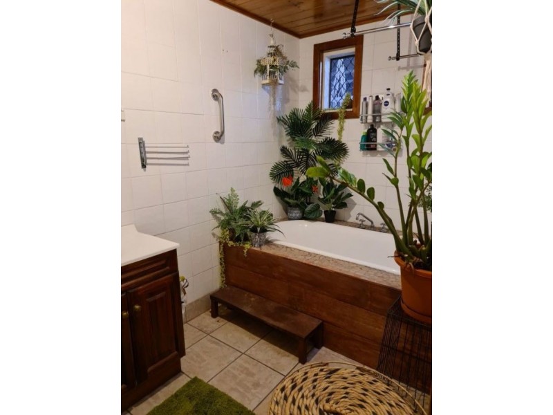 25 Nicklin St, Moura QLD 4718