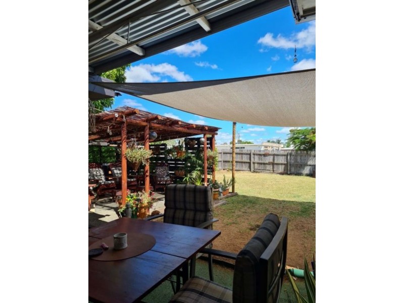 25 Nicklin St, Moura QLD 4718