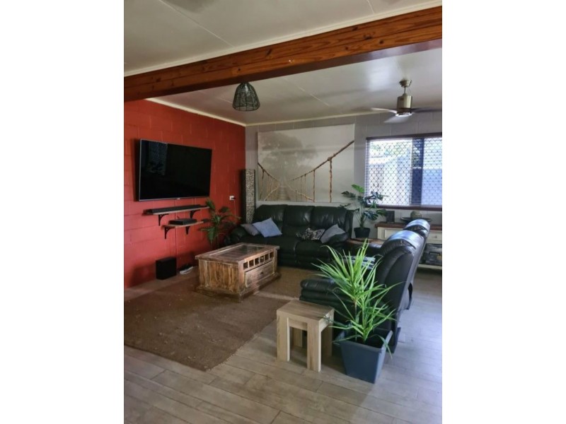 25 Nicklin St, Moura QLD 4718