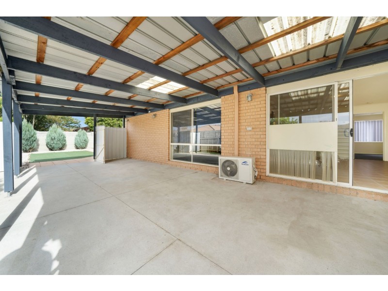 8 Geebung Road, Cranbourne West VIC 3977