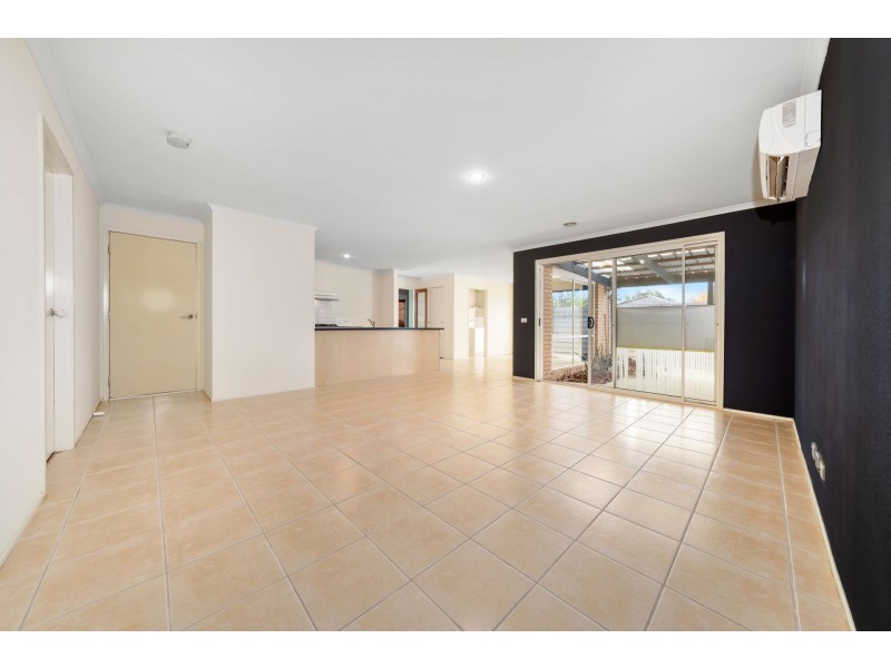 8 Geebung Road, Cranbourne West VIC 3977