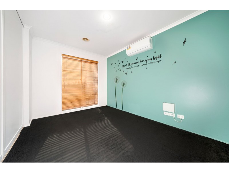 8 Geebung Road, Cranbourne West VIC 3977