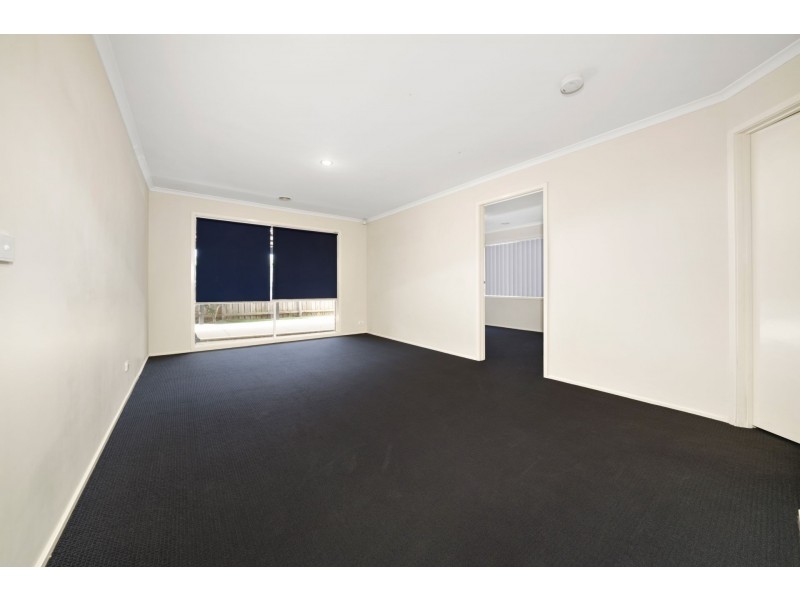8 Geebung Road, Cranbourne West VIC 3977