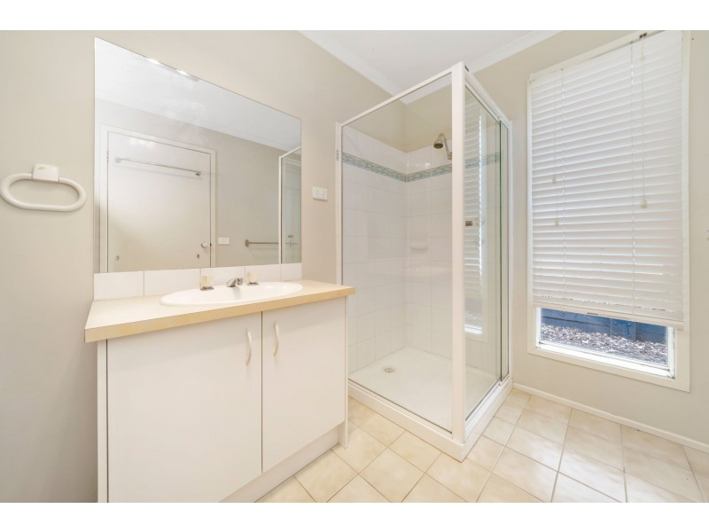 8 Geebung Road, Cranbourne West VIC 3977