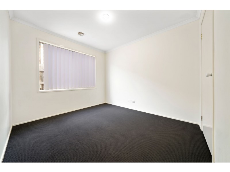 8 Geebung Road, Cranbourne West VIC 3977