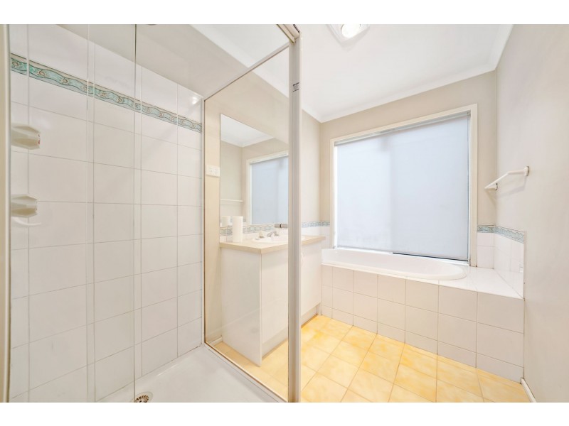 8 Geebung Road, Cranbourne West VIC 3977