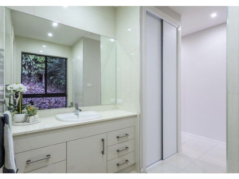 11 Oceanview Place, Mooroobool QLD 4870