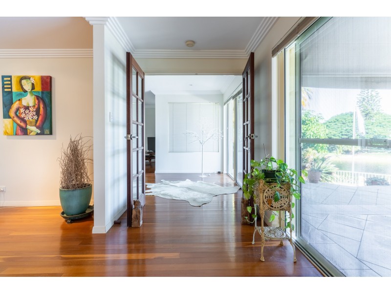 14 Welby Street, Broadbeach Waters QLD 4218