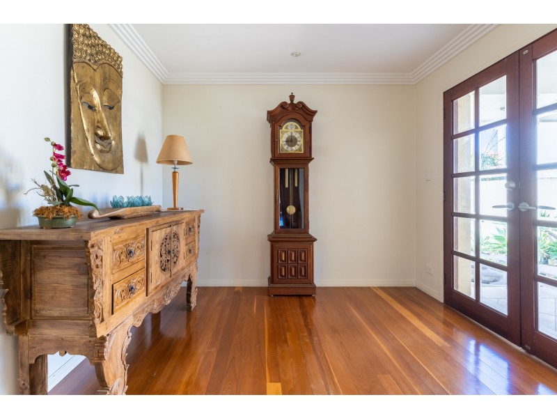 14 Welby Street, Broadbeach Waters QLD 4218