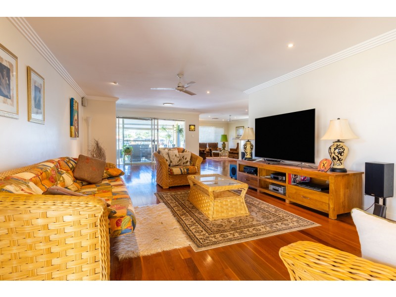 14 Welby Street, Broadbeach Waters QLD 4218